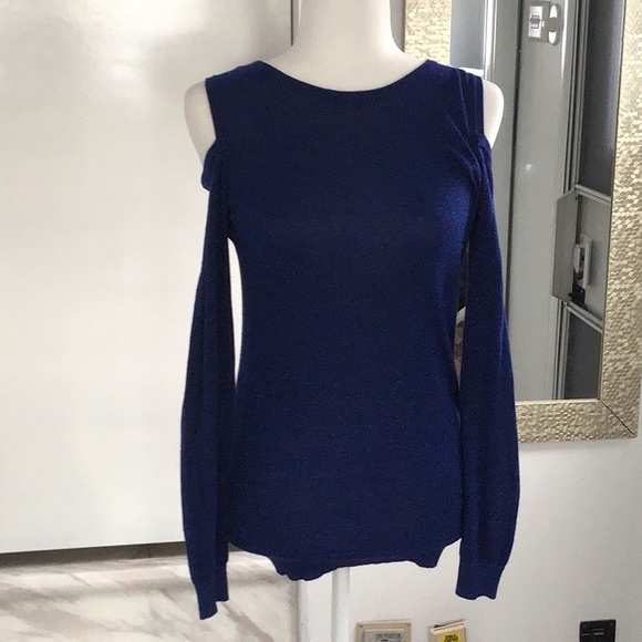 Cold shoulder sweater ❄️ - Picture 2 of 4